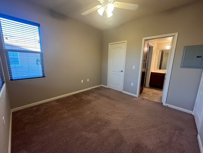 Building Photo - Spacious 2 bed 2 bath condo available in N...