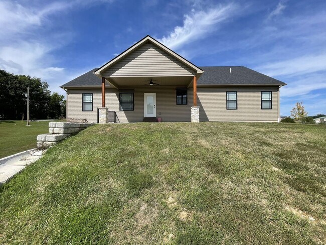 Building Photo - Beautiful 3 Bed / 2 Bath Home with 3-Car G...