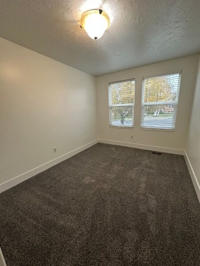Building Photo - Fall Special – 3 Weeks FREE Rent on 4 Bed,...