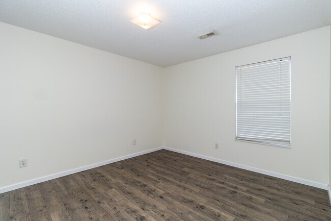 Building Photo - 385 Hawthorne Oaks Way