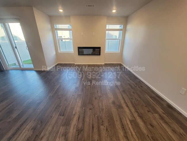 Building Photo - 611 S Zeelar St