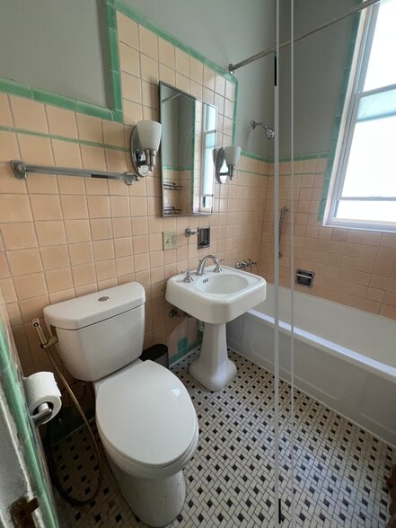 Restored Vintage bathroom - 3349 W Adams St