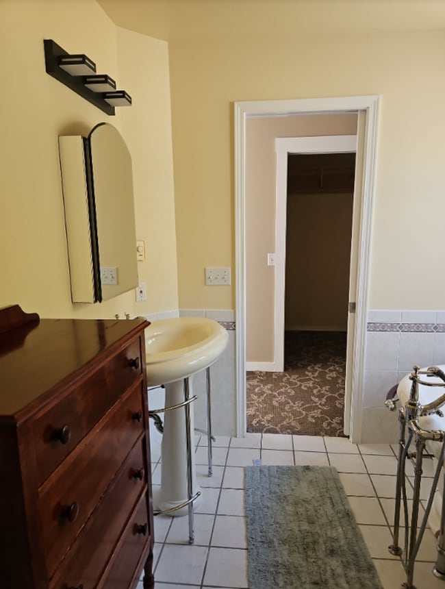 Building Photo - Spacious Two Story, 4 Bedroom, 4 Bathroom ...