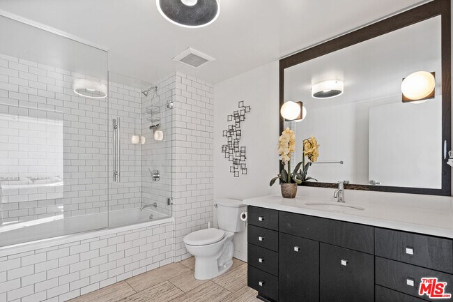 Building Photo - 527 Molino St