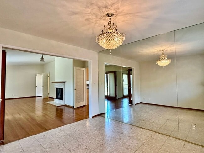 Building Photo - Lovely Saratoga Single-Level Home in Great Neighborhood!
