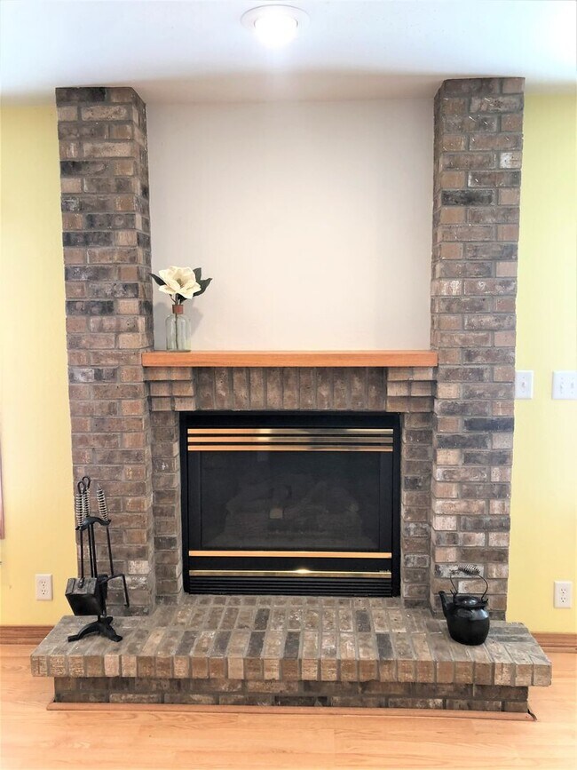 Building Photo - Charming 3-Bedroom Home with Fireplaces an...