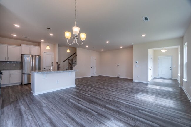 Building Photo - Spacious 3BR/3BA Home with Modern Finishes
