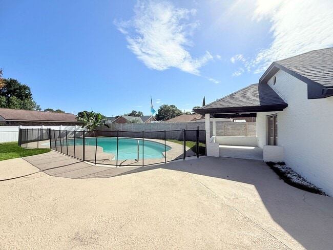 Building Photo - Beautiful 4 Bedroom Pool Home - Scenic Hei...