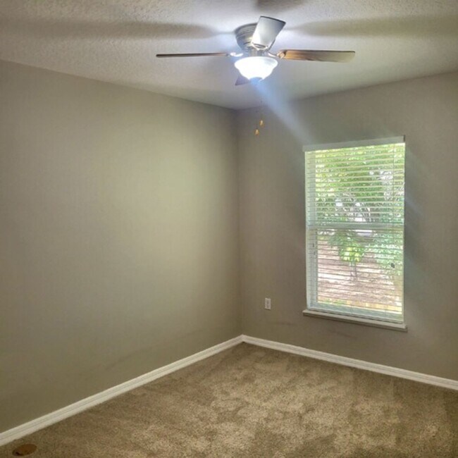 Building Photo - Well laid out 3 BDR /2.5 BTH Townhome with...
