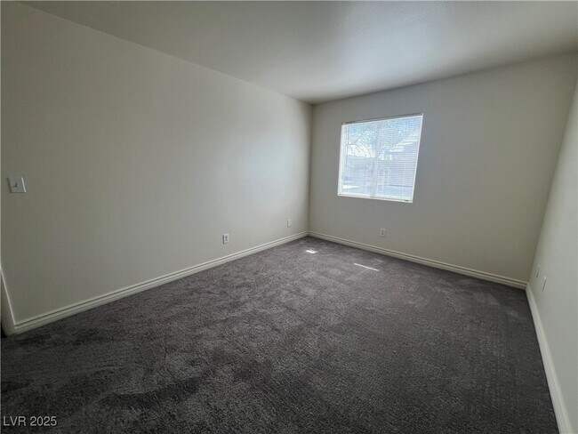 Building Photo - 5586 Lago Ct