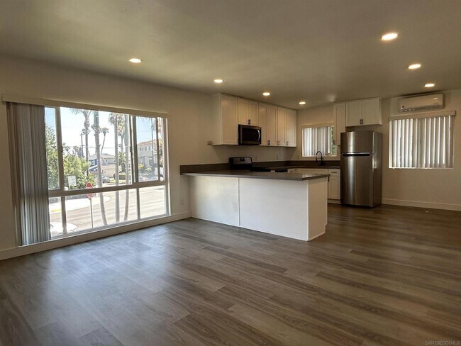 Building Photo - 2006 Diamond St