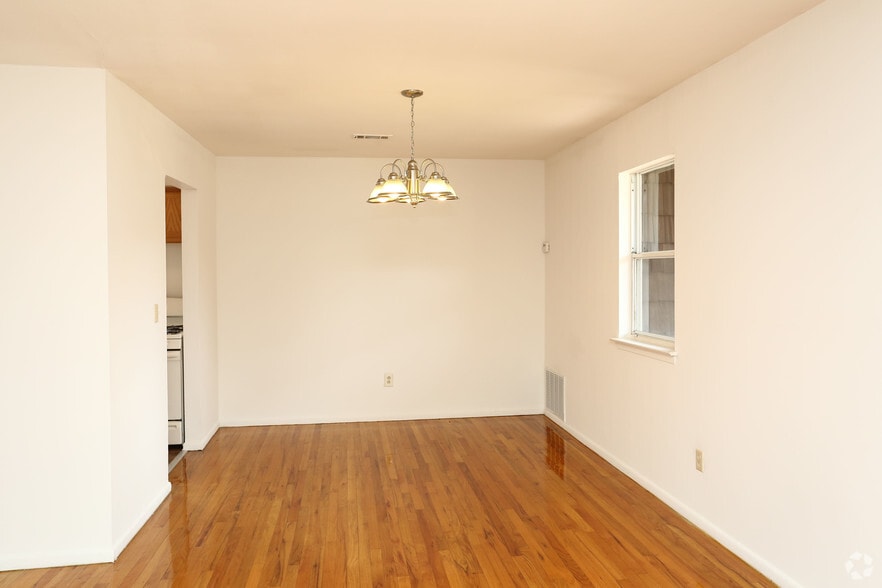 1 BD, 1BA (700sqft) - Dining Room - Hamden Ridge Apartments