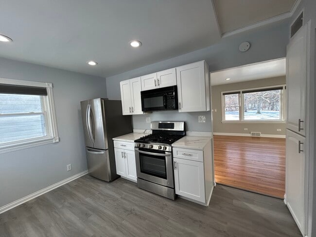 Building Photo - 807 Elm Ave