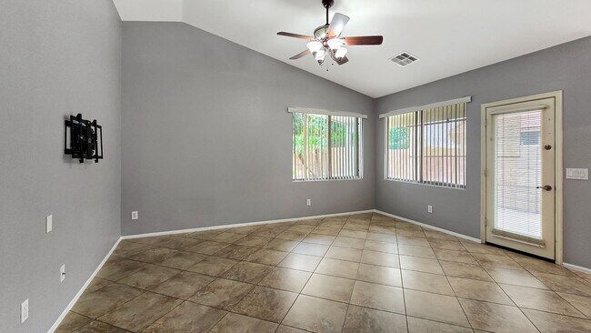 Building Photo - Close to I-10 and shopping in Goodyear!