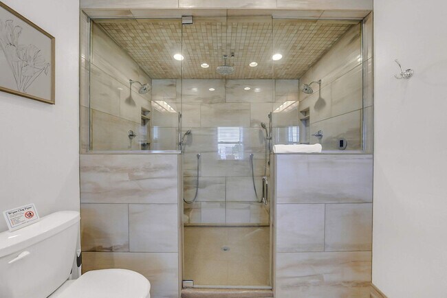 Building Photo - 201 Shady Ozark Ln