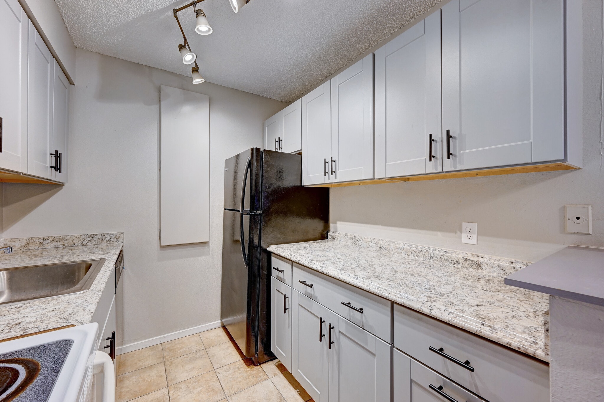 Building Photo - 5770 E Warren Ave