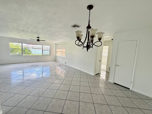 Building Photo - SKY LAKE 3 Bed / 2 Bath