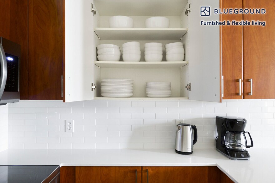 Building Photo - 11000 NE 10th St