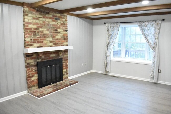 Building Photo - Welcome To Lake Ridge's Finest...