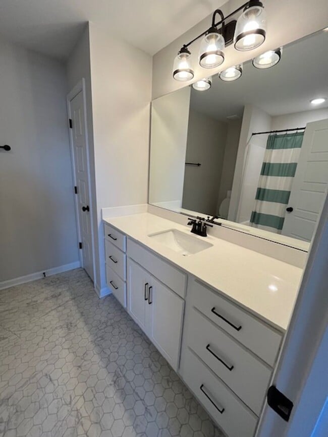 Building Photo - Stunning townhouse located in the heart of...