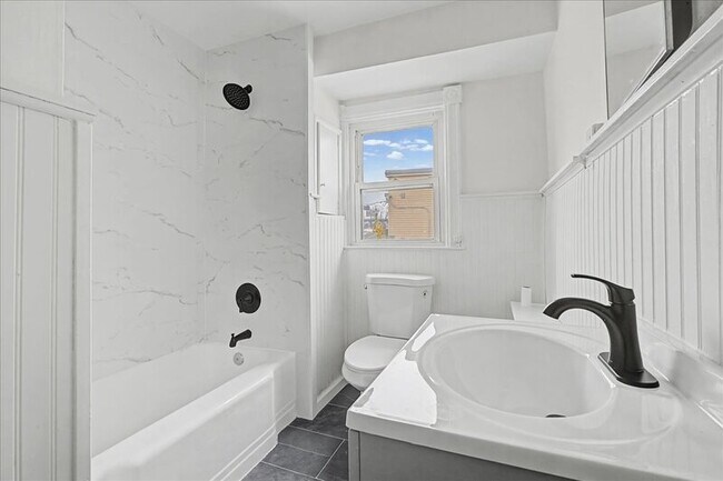 Building Photo - 206 N Broadway