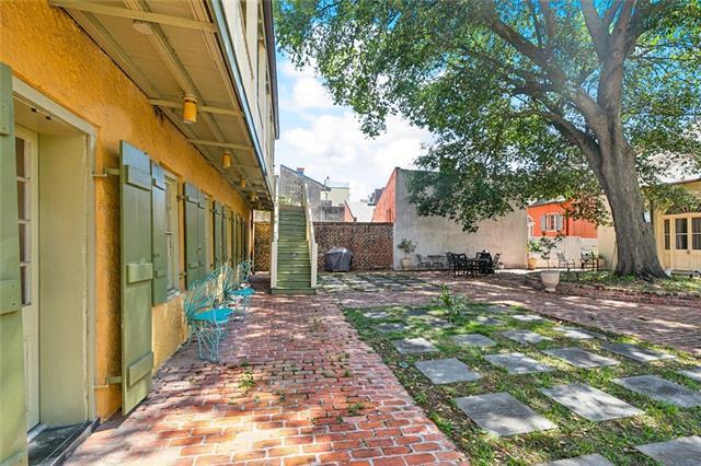 Building Photo - 823 Dauphine St