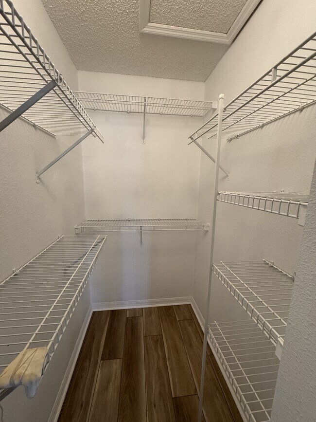 Building Photo - 5100 Mentmore Ave