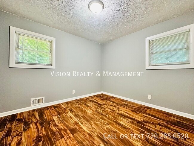 Building Photo - 2BD 1BA Duplex Unit East Point