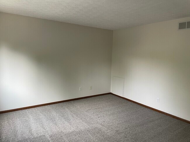 Building Photo - 3240 Brookview Way