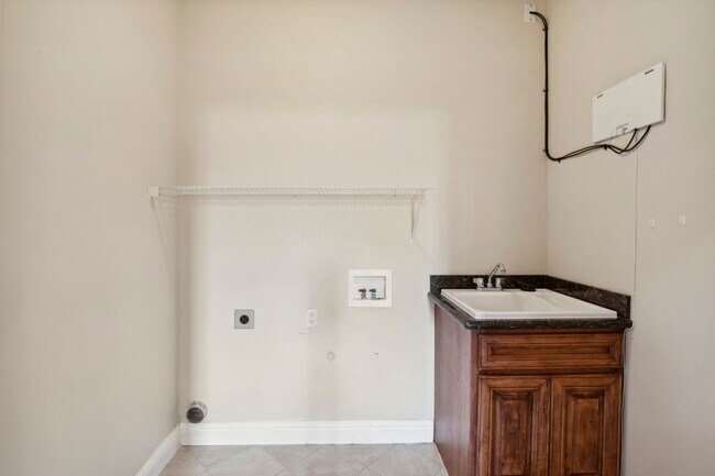 Building Photo - Beautiful Woodridge Home