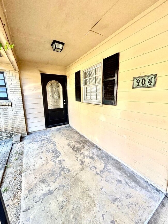 Building Photo - 904 Freeman! Move In Ready!