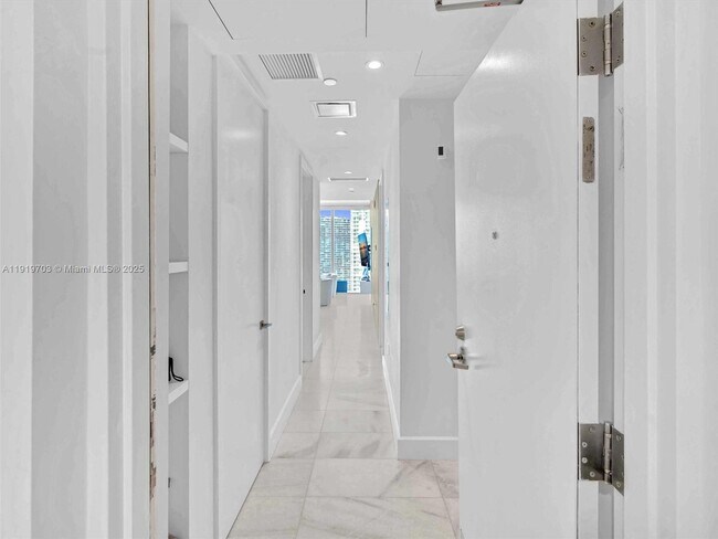 Building Photo - 700 NE 26th Terrace