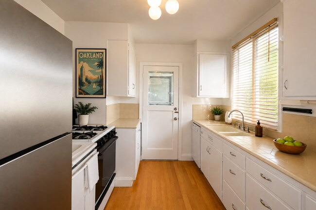 Building Photo - Charming Adams Point One Bedroom Condominium