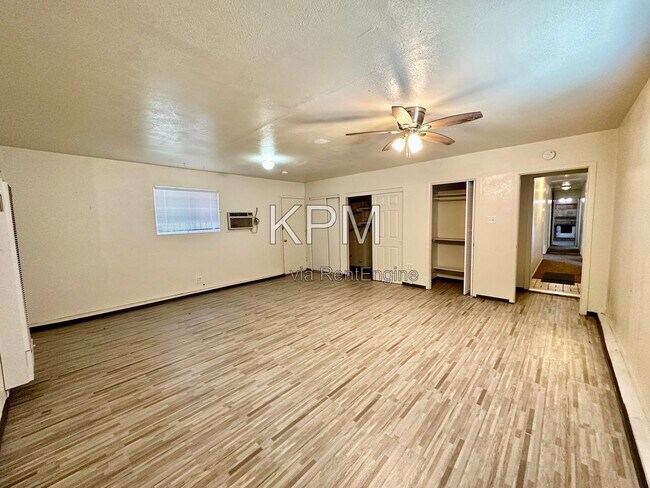 Building Photo - 1025 E 9th St