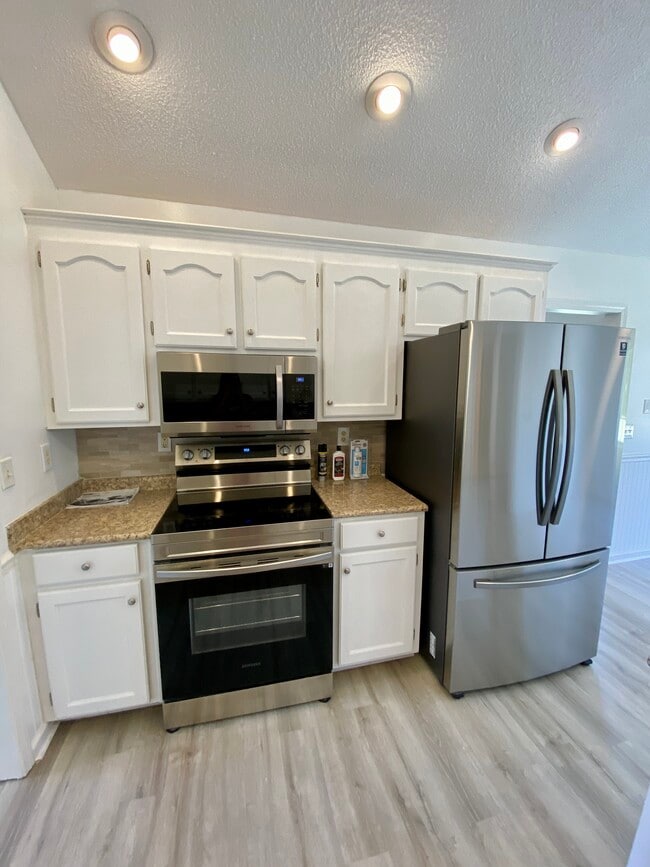 Building Photo - 2560 Nicholson Dr