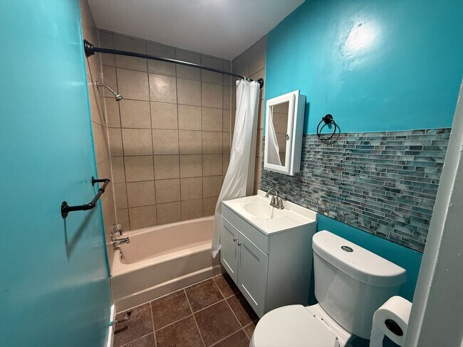 Building Photo - 2814 E Admiral Ct