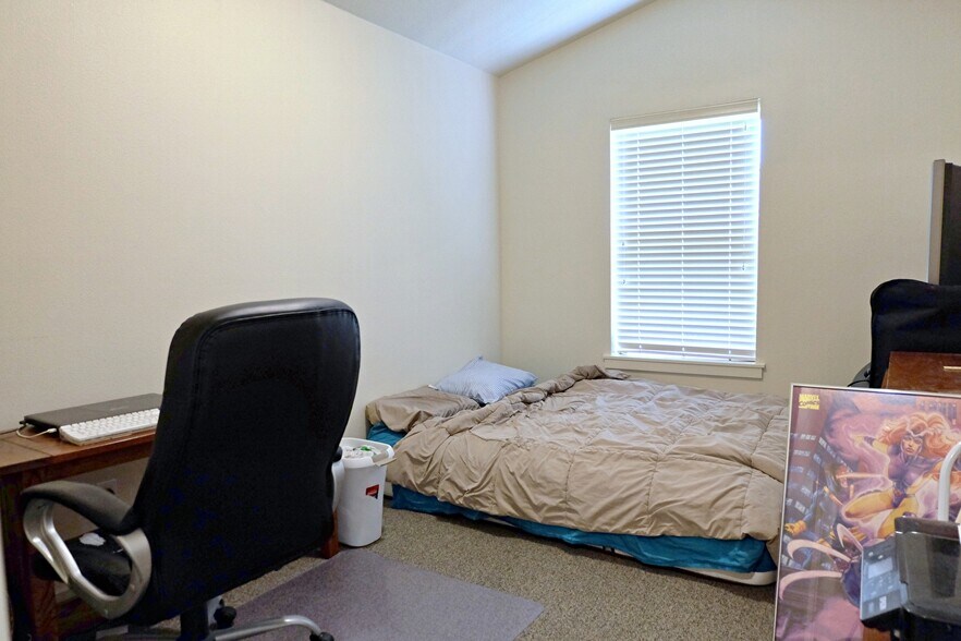 Building Photo - 618 NE Garswood Ln