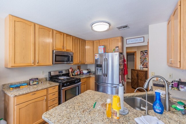 Building Photo - Beautiful 4 Bedroom 2 Bath Home!