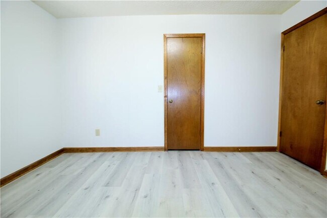 Building Photo - 585 Wayside Dr