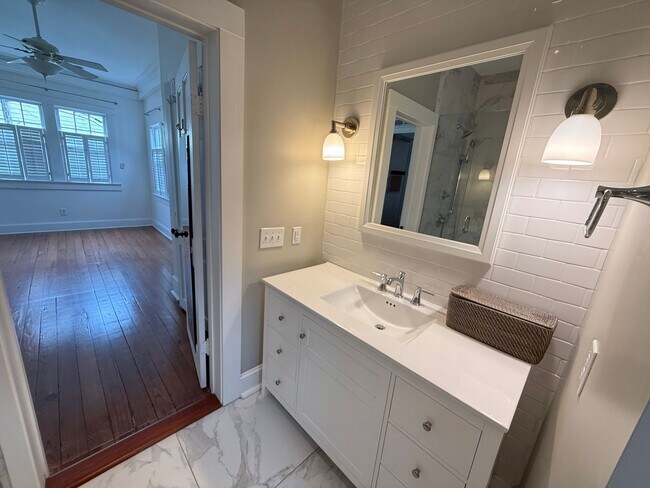 Building Photo - 1 Bedroom 1 Bath Condo in Harleston Villag...