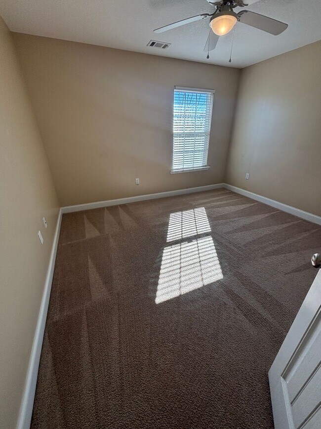 Building Photo - AVAILABLE NOW!