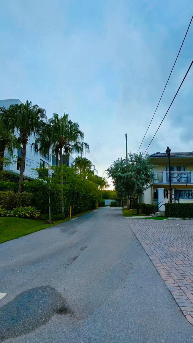 Building Photo - 1000 Palm Trail