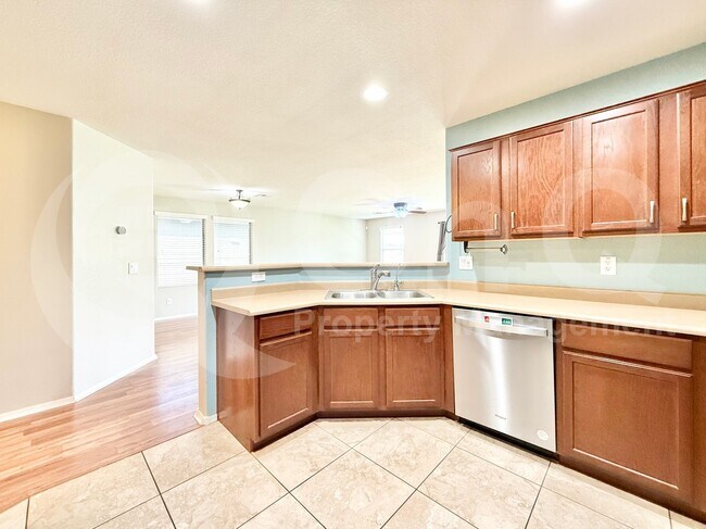 Building Photo - 1032 E Daniella Dr