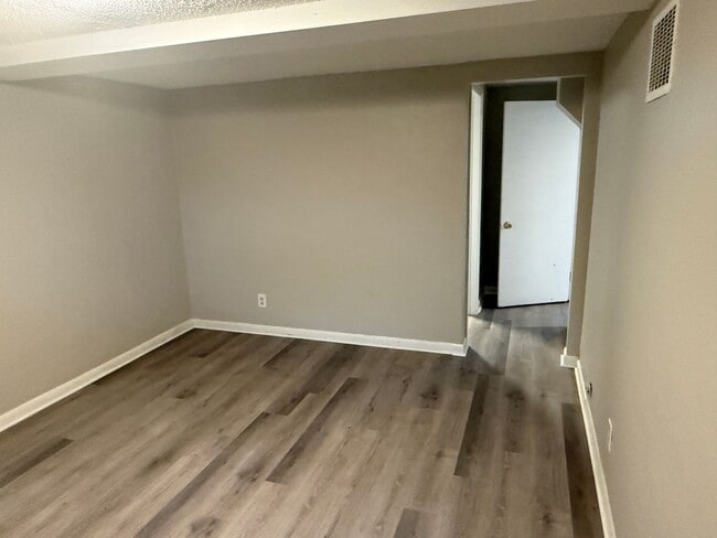 Building Photo - Fantastic 4 Bed 2 Bath 2 living rooms - Available NOW!