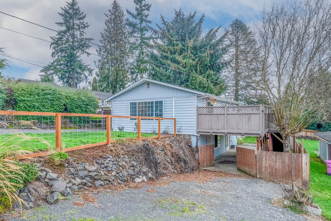 Building Photo - LARGE FOUR BEDROOM HOME WITH TWO KITCHENS