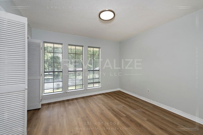 Building Photo - Beautifully Updated 3-Bedroom Home with Granite Kitchen & Sunroom Retreat!