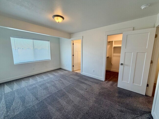 Building Photo - 428 1625 N