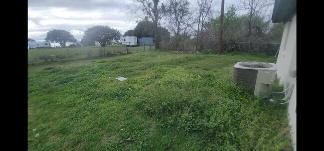 Building Photo - Granbury TX ; 2 bed 1 bath duplex! Water provided