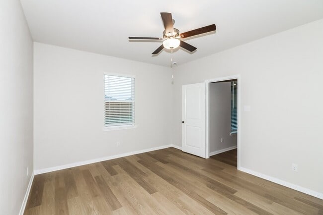 Building Photo - 416 Mustang Trot Dr