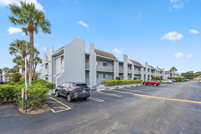 Building Photo - 2840 SW 22nd Ave